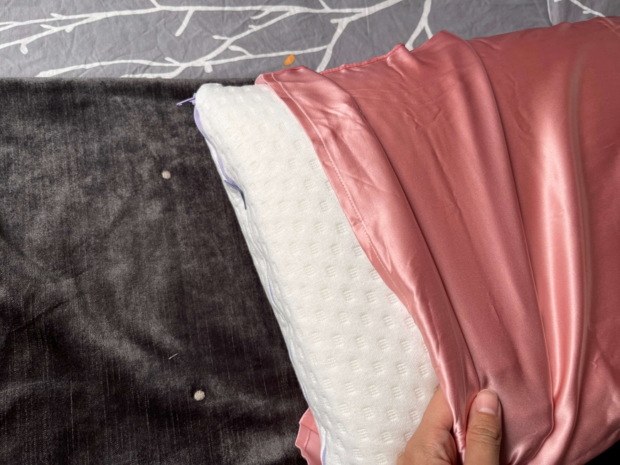 Fronha de seda rosa em almofada branca